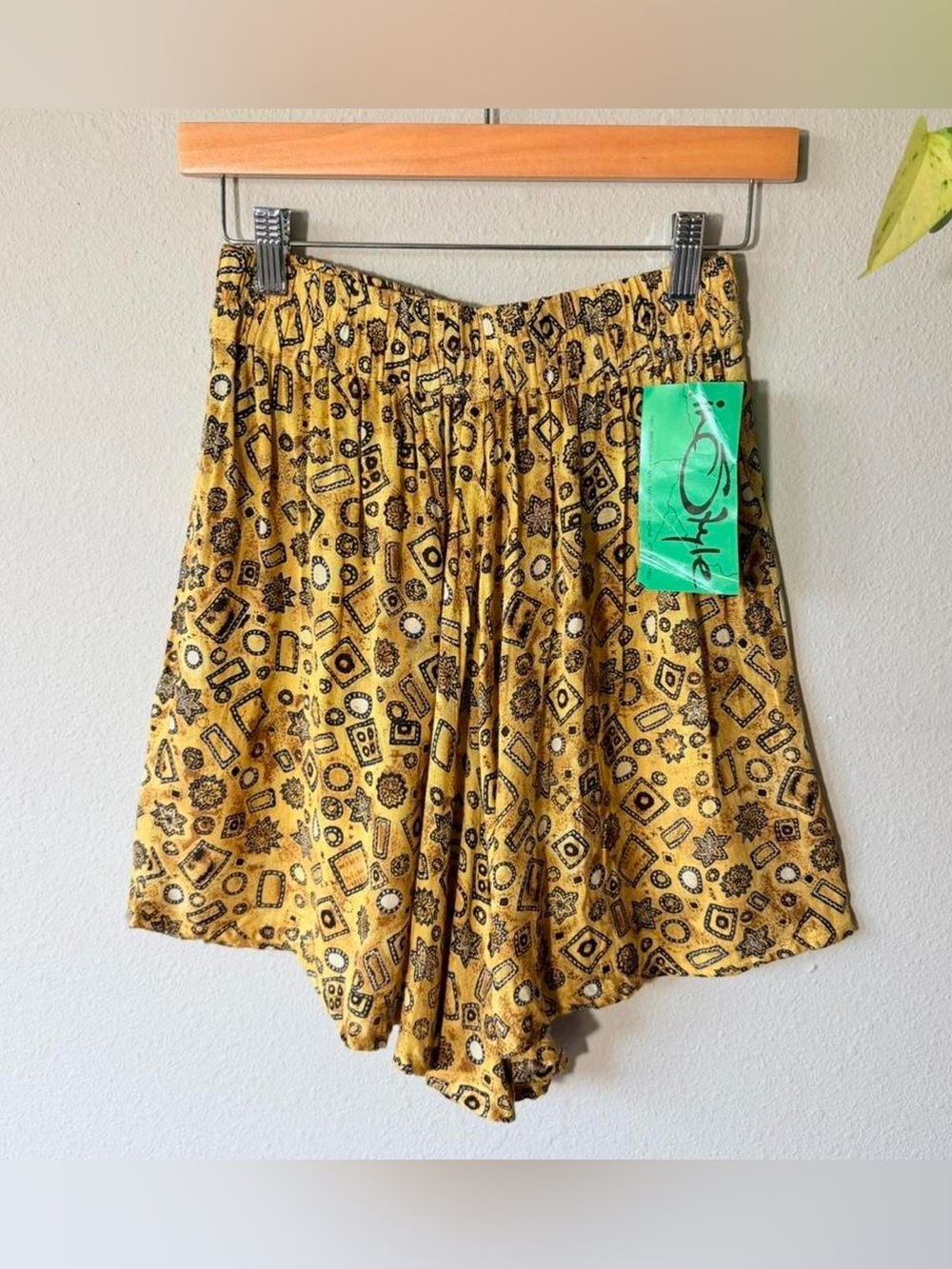 VTG NWT deadstock yellow abstract pattern shorts/ culottes by InStyle New York
